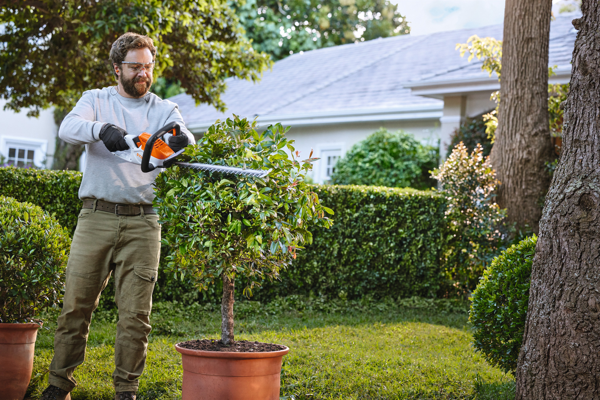 HSA 40 Battery Hedge Trimmer with 2x AS 2 Batteries & AL 1 Charger