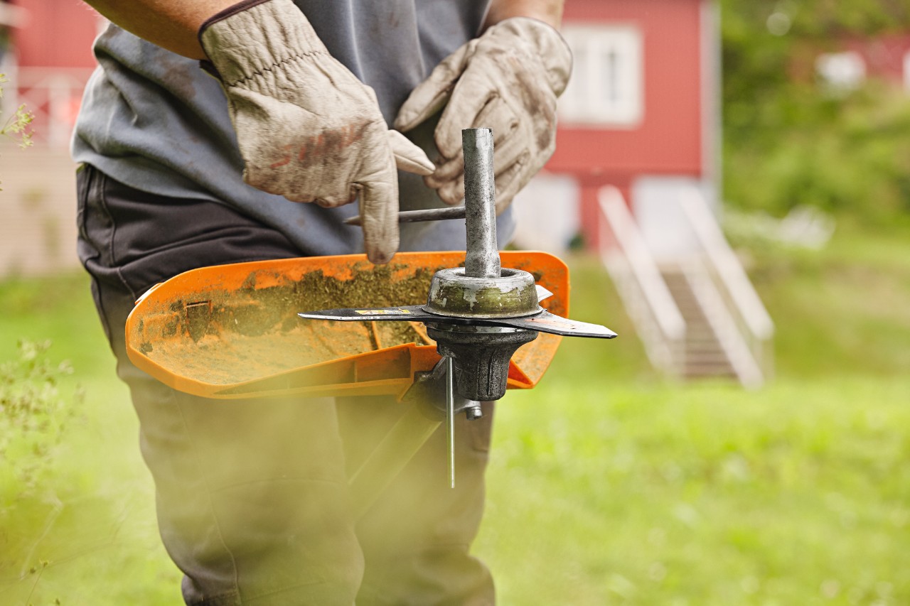 REPLACING YOUR TRIMMER HEAD