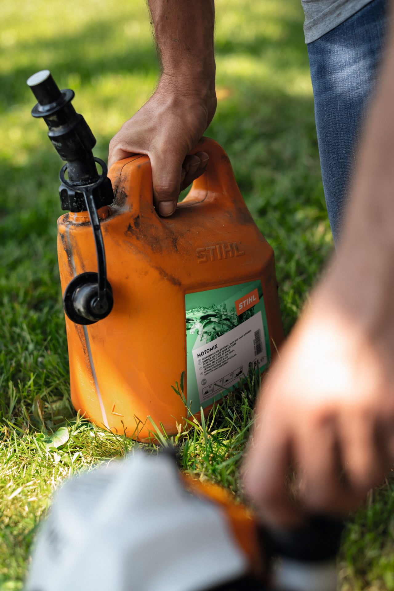 Cleaning the mowing head during maintenance of the STIHL FS 131 brushcutter