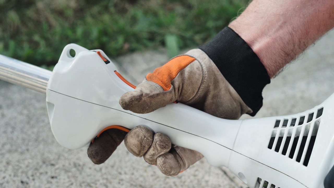 The throttle lever of the STIHL FS 38 petrol brushcutter locks into place