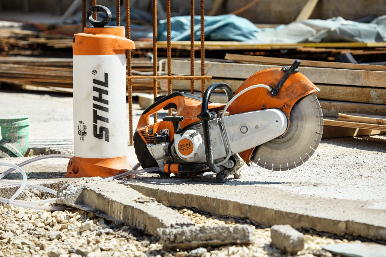 STIHL TS 500i petrol-driven cut-off machines on a construction site